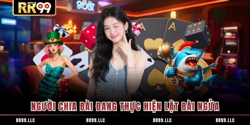 Người chia bài đang thực hiện lật bài ngửa