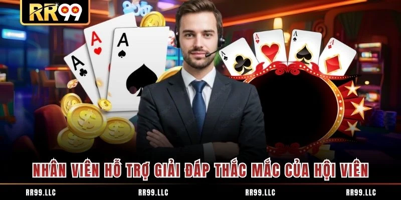 Nhân viên hỗ trợ giải đáp thắc mắc của hội viên