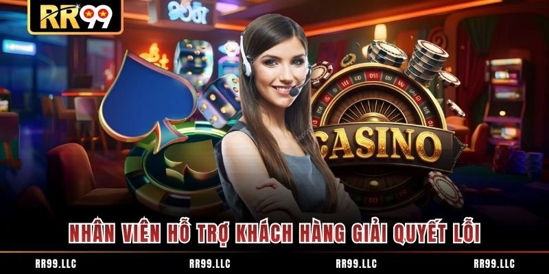 Nhân viên hỗ trợ khách hàng giải quyết lỗi